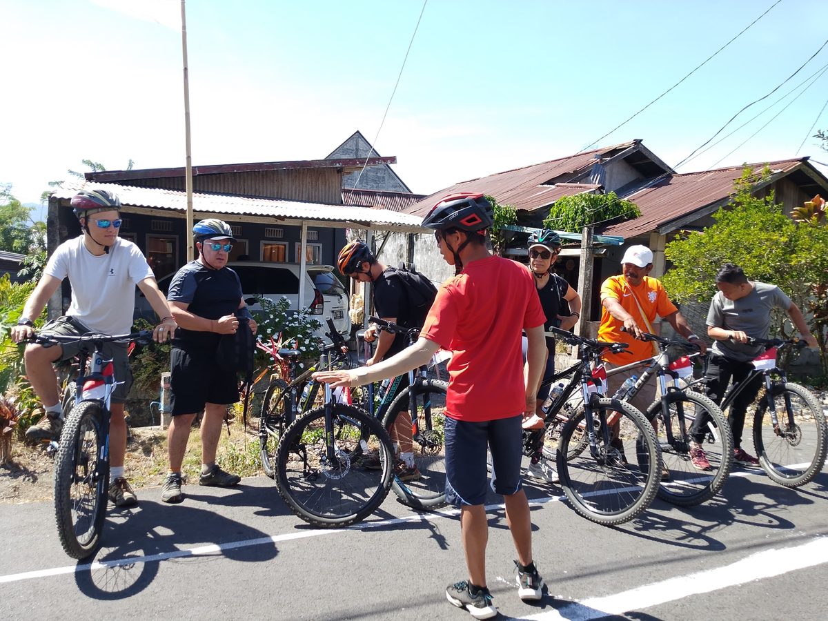 Local guide briefing the group before the ride