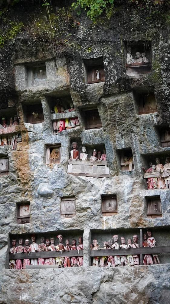 Tau-tau effigies at Lemo cliff grave
