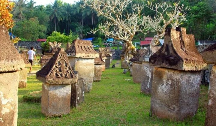 Waruga funerary markers in a Minahasa burial ground